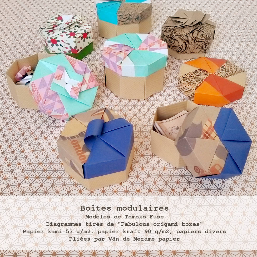 Origami modulaire : boîtes hexagonales en papier kraft et papier uni bleu roy selon diagrammes de Tomoko Fuse tirés de son livre 'Fabulous  origami boxes'