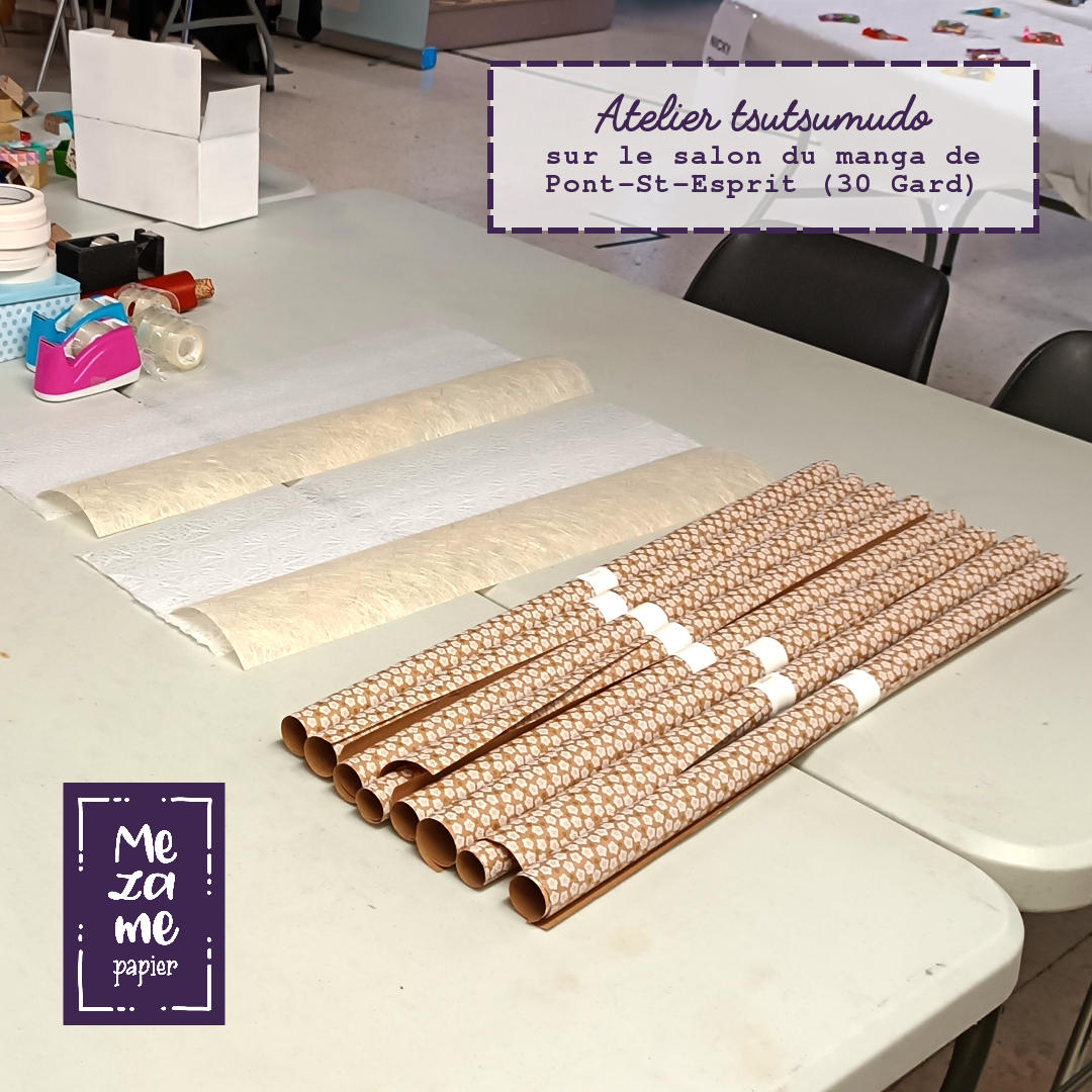 Table avec des rouleaux de papier kraft premimum et de grandes feuilles de washi japonais non coupées à bords frangés