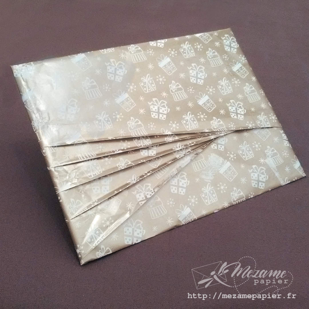 Emballage cadeau à la japonaise avec pli origami oblique