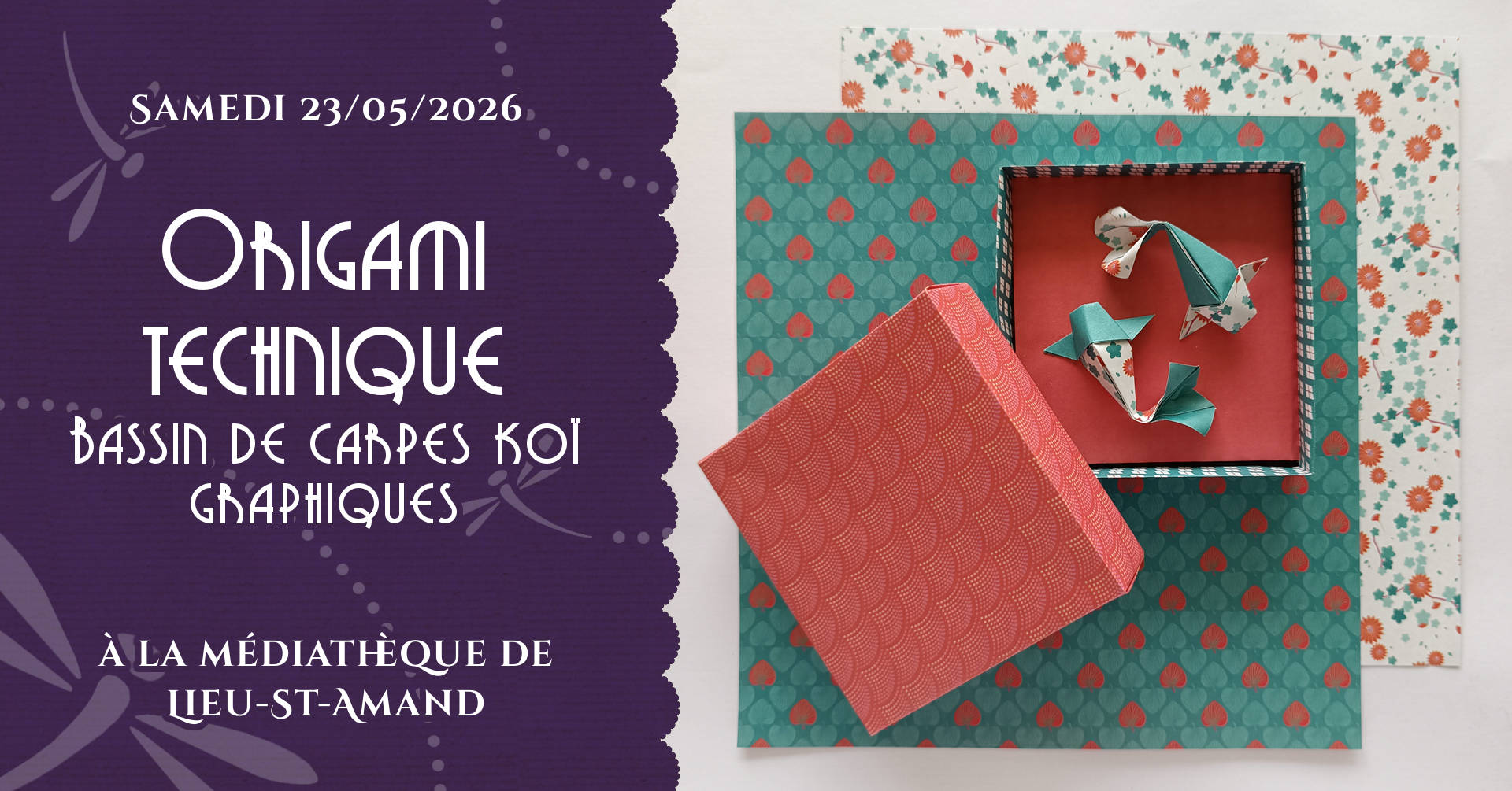Boîte origami contenant des poissons en papier bleu et blanc et fleurs rouges avec couvercle au motif d'écailles rouges. La boîte est posée sur 2 carrés de papier en quinconce aux motifs japonisants.